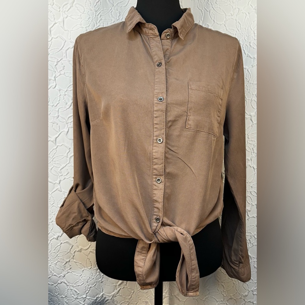 Love Tree- Women’s Tan Button-Down Waist Knot Tie Shirt (M)